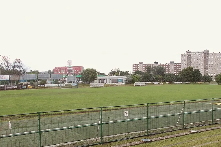 国际赛事球场看台与旗帜实拍（比赛数量的现实压力）