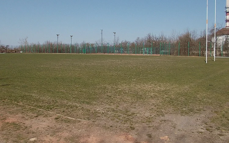 训练场上教练用锥标标出边路走廊的场景（防守习惯从零建立）