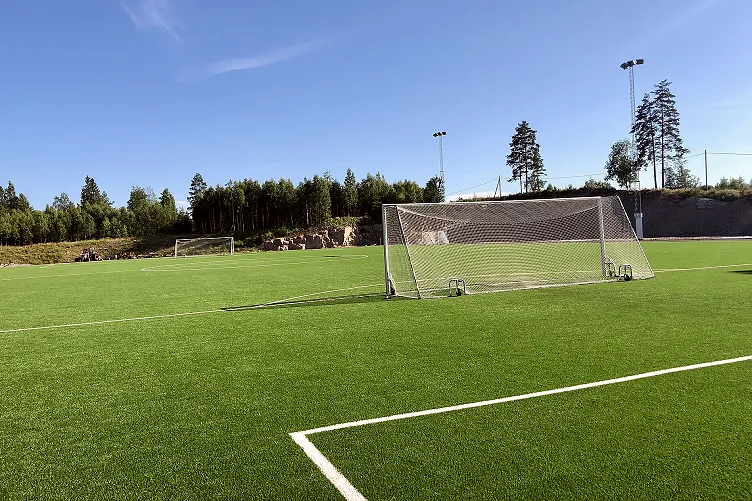 前场多名球员围抢持球人的画面（方向：压迫把对手推向哪一侧）